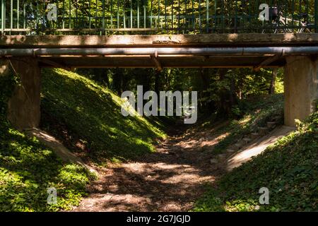 Brücke über Rak-patak Bach im trockenen Sommer, ausgetrocknetes Flussbett, Sopron, Ungarn Stockfoto