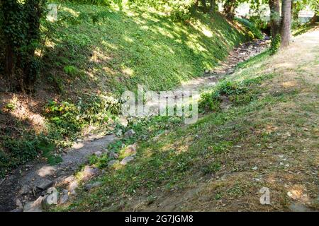 Bach RAK-patak im trockenen Sommer, ausgetrocknetes Flussbett, Erzsebet-kert, Sopron, Ungarn Stockfoto