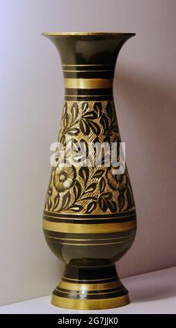 Schwarze Metallvase mit Goldmuster Stockfoto