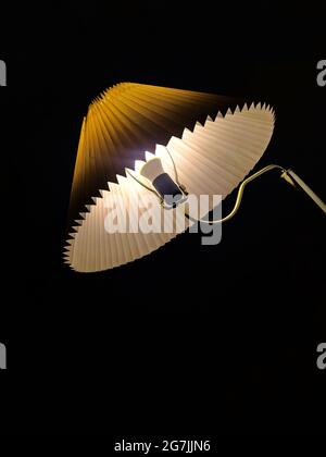 Lampenschirmlampe im Dunkeln geneigt Stockfoto