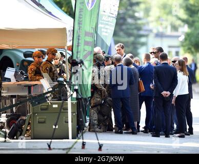 Krakau, Polen. Juli 2021. Der Präsident Polens und Litauens inspiziert die Ausrüstung der Soldaten in den Spezialeinheiten. Kredit: Alex Bona/SOPA Images/ZUMA Wire/Alamy Live Nachrichten Stockfoto