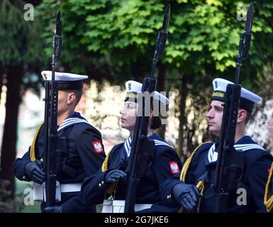 Krakau, Polen. Juli 2021. Soldaten der repräsentativen Kompany der polnischen Armee bereiten sich auf die Ankunft der Präsidenten Polens und Litauens vor. (Foto von Alex Bona/SOPA Images/Sipa USA) Quelle: SIPA USA/Alamy Live News Stockfoto