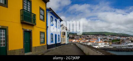 Angra do Heroismo Panorama mit bunten Häusern, Terceira Island Stockfoto