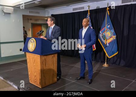 NEW YORK, NEW YORK - 14. JULI: Andrew Cuomo, Gouverneur von New York, spricht auf einer Pressekonferenz am 14. Juli 2021 in New York City. Der Gouverneur von New York, Andrew Cuomo, und der für New York City nominierte demokratische Bürgermeister, Eric Adams, halten eine gemeinsame Pressekonferenz in Brooklyn ab, wo die beiden Staats- und Regierungschefs über die steigende Zahl von Waffengewalt in der ganzen Stadt sprachen. Kredit: Ron Adar/Alamy Live Nachrichten Stockfoto