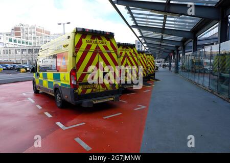 Krankenwagen Vor Dem Queen Elizabeth Hospital In Edgbaston Birmingham England VEREINIGTES KÖNIGREICH Stockfoto