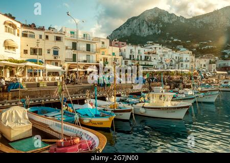 Capri, Italien - August 09: Altstadt auf der Insel Capri Marina Grande Port. Die Insel Capri ist beliebt Urlaub in Kampanien, Italien. Stockfoto