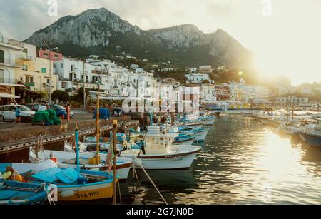 Capri, Italien - August 09: Altstadt auf der Insel Capri Marina Grande Port. Die Insel Capri ist beliebt Urlaub in Kampanien, Italien. Stockfoto