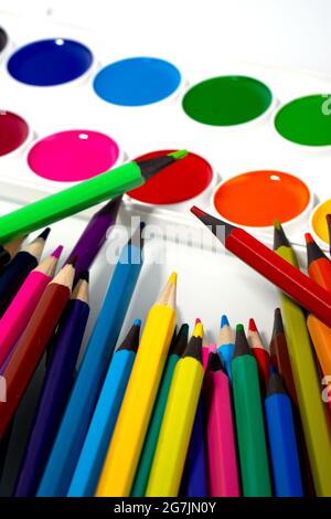 Viele verschiedene Buntstifte auf weißem Hintergrund.Unterschied mehrfarbige Farbe.das Wettbewerbskonzept. Stockfoto
