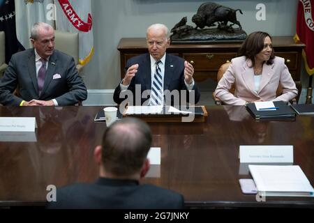 Washington, Usa. Juli 2021. US-Präsident Joe Biden spricht während eines Treffens mit einer Gruppe von parteiübergreifenden Gouverneuren und Bürgermeistern im Roosevelt Room des Weißen Hauses in Washington, DC, USA, am Mittwoch, den 14. Juli, während Phil Murphy (D-NJ), Gouverneur von New Jersey, und Vizepräsident Kamala Harris, flankiert von 2021. Biden hat heute, einen Tag nachdem sich wichtige Mitglieder ihrer Kammer auf einen entscheidenden Schritt nach vorn für den Plan geeinigt hatten, bei den Senatdemokraten seine Argumente für seine weitreichende soziale und infrastrukturelle Agenda vorgebracht. Foto von Oliver Contreras/UPI Credit: UPI/Alamy Live News Stockfoto