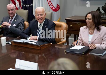 Washington, Usa. Juli 2021. US-Präsident Joe Biden spricht während eines Treffens mit einer Gruppe von parteiübergreifenden Gouverneuren und Bürgermeistern im Roosevelt Room des Weißen Hauses in Washington, DC, USA, am Mittwoch, den 14. Juli, während Phil Murphy (D-NJ), Gouverneur von New Jersey, und Vizepräsident Kamala Harris, flankiert von 2021. Biden hat heute, einen Tag nachdem sich wichtige Mitglieder ihrer Kammer auf einen entscheidenden Schritt nach vorn für den Plan geeinigt hatten, bei den Senatdemokraten seine Argumente für seine weitreichende soziale und infrastrukturelle Agenda vorgebracht. Foto von Oliver Contreras/UPI Credit: UPI/Alamy Live News Stockfoto