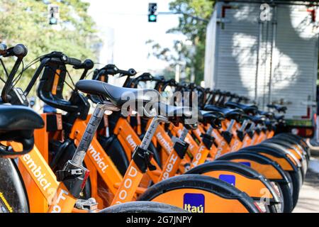 Sao Paulo, SP, Brasilien, Juli 09 2021. Mehrere Fahrräder standen an und wurden gemietet. Stockfoto