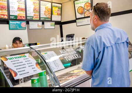 Ein Subway-Sandwich-Künstler nimmt die Bestellung eines Kunden am ersten Tag der „Eat Fresh Refresh“-Kampagne, dem 13. Juli 2021, in Bayou La Batre, Alabama, an. Stockfoto