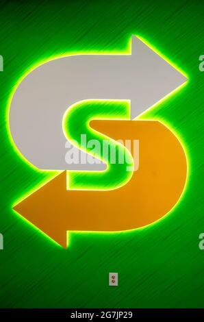 Das Symbol des Subway-Restaurants ist an einer Wand im Sandwich-Laden am 13. Juli 2021 in Bayou La Batre, Alabama, beleuchtet. Stockfoto
