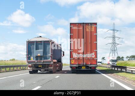 LKW überholen einen weiteren LKW - Vereinigtes Königreich Stockfoto