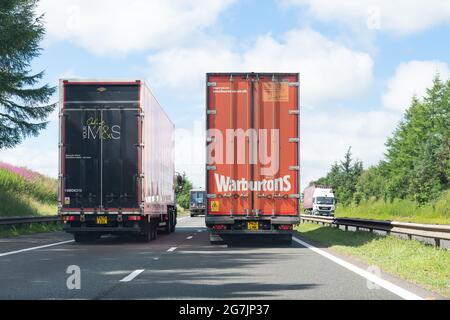 LKW überholen einen weiteren LKW - Vereinigtes Königreich Stockfoto