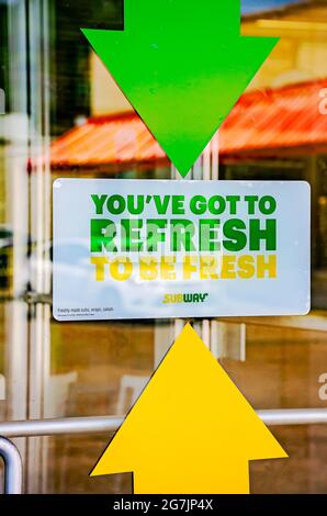 In einem Subway-Laden befindet sich die neue Beschilderung „Eat Fresh Refresh“, 13. Juli 2021, in Bayou La Batre, Alabama. Stockfoto