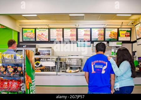 Kunden stehen am ersten Tag der „Eat Fresh Refresh“-Kampagne, dem 13. Juli 2021, in Bayou La Batre, Alabama, in der Schlange von Subway. Stockfoto