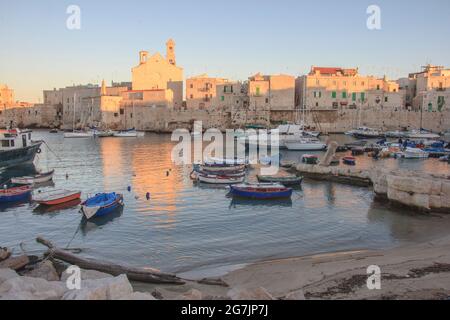 Die Altstadt und der Hafen von Giovinazzo Stockfoto