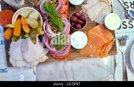 Geräucherter Fischteller im Russ & Daughters Cafe wurde 2014 zum 100-jährigen Jubiläum von Russ & Daughters eröffnet. Stockfoto