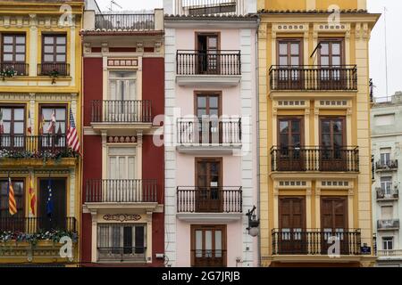 Valencia, Spanien - März 02 2020: Fassade von schönen historischen Wohnhäusern in Spanien Stockfoto