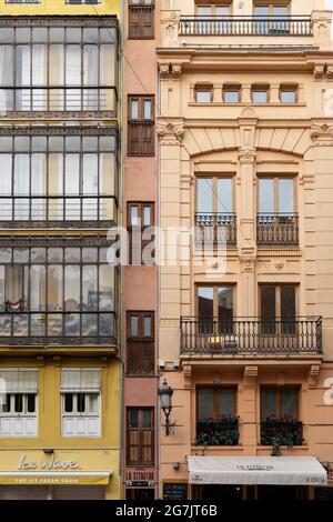 Valencia, Spanien - März 02 2020: Fassade von schönen historischen Wohnhäusern in Spanien Stockfoto