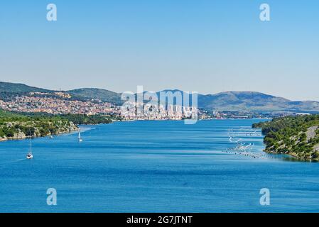Blick von der Sibeniker Brücke auf die Schlucht des Flusses Krka. Adria. Norddalmatien, Kroatien. Küstenbild Stockfoto
