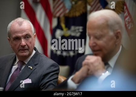 Washington, DC, USA. Juli 2021. Gouverneur Phil Murphy (Demokrat von New Jersey) sieht zu, wie der US-Präsident Joe Biden bei einem Treffen mit einer Gruppe parteiübergreifender Gouverneure und Bürgermeister am Mittwoch, den 14. Juli, im Roosevelt Room des Weißen Hauses in Washington, DC, USA, spricht. 2021. Biden hat heute, einen Tag nachdem sich wichtige Mitglieder ihrer Kammer auf einen entscheidenden Schritt nach vorn für den Plan geeinigt hatten, bei den Senatdemokraten seine Argumente für seine weitreichende soziale und infrastrukturelle Agenda vorgebracht. Quelle: Tom Brenner/Pool via CNP/dpa/Alamy Live News Stockfoto