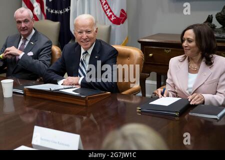 US-Präsident Joe Biden spricht, während er von Gouverneur Phil Murphy (Demokrat von New Jersey) und US-Vizepräsident Kamala Harris flankiert wird, während eines Treffens mit einer Gruppe parteiübergreifender Gouverneure und Bürgermeister im Roosevelt Room des Weißen Hauses in Washington, DC, USA, am Mittwoch, den 14. Juli, 2021. Biden hat heute, einen Tag nachdem sich wichtige Mitglieder ihrer Kammer auf einen entscheidenden Schritt nach vorn für den Plan geeinigt hatten, bei den Senatdemokraten seine Argumente für seine weitreichende soziale und infrastrukturelle Agenda vorgebracht. Fotograf: Tom Brenner/Bloomberg Credit: Tom Brenner/Pool via CNP Stockfoto