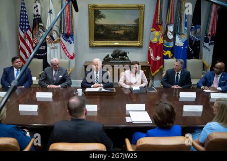 Der Präsident der Vereinigten Staaten, Joe Biden, spricht während eines Treffens mit einer Gruppe parteiübergreifender Gouverneure und Bürgermeister im Roosevelt Room des Weißen Hauses in Washington, DC, USA, am Mittwoch, den 14. Juli, 2021. Biden hat heute, einen Tag nachdem sich wichtige Mitglieder ihrer Kammer auf einen entscheidenden Schritt nach vorn für den Plan geeinigt hatten, bei den Senatdemokraten seine Argumente für seine weitreichende soziale und infrastrukturelle Agenda vorgebracht. Von links nach rechts: Gouverneur J.B. Pritzker (Demokrat von Illinois), Gouverneur Phil Murphy (Demokrat von New Jersey), Präsident Biden, US-Vizepräsident Kamala Harris, Gouverneur Phil Scott (Republik Stockfoto