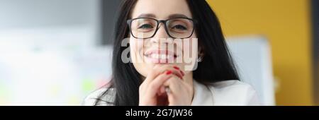 Porträt einer lächelnden Geschäftsfrau mit Brille Stockfoto