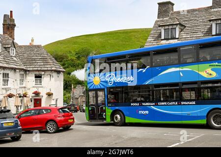 Corfe Castle, Dorset, England - 2021. Juni: Doppeldecker-Bus, der durch das Dorf fährt. Stockfoto