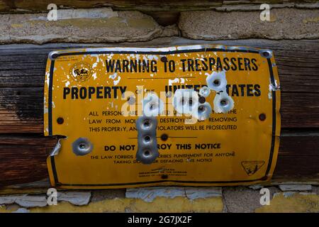 Warnschild, aufgeschossen, in der Blockhütte des Feuerwarters in der Nähe der Geisterstadt Garnet, Montana, USA Stockfoto