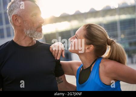 Porträt eines liebenden reifen Paares, eines sportlichen Mannes und einer Frau, die an einem Sommertag in der Stadt ein morgendliches Workout absolvieren Stockfoto