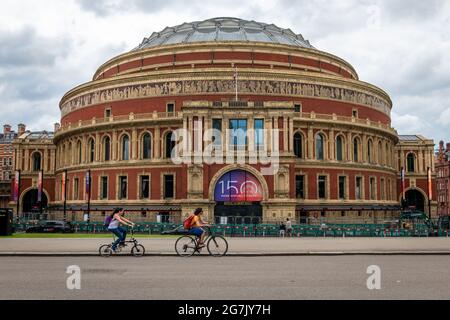 London. GROSSBRITANNIEN: 07. 11. 2021. Die Royal Albert Hall von den Kensington Gardens aus gesehen. Stockfoto