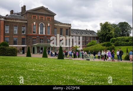 London. GROSSBRITANNIEN: 07.11.2021. Außenansicht des Kensington Palace, einer königlichen Residenz in Kensington Gardens. Stockfoto