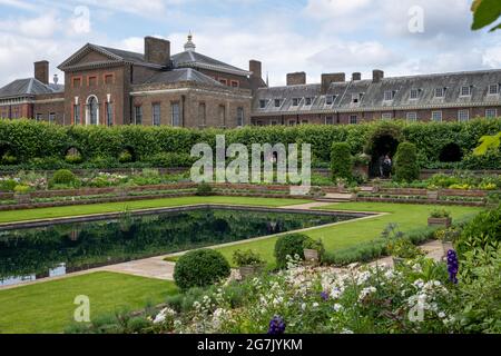 London. GROSSBRITANNIEN: 07.11.2021. Blick auf den Princess Diana Memorial Garden mit Kensington Palace im Hintergrund. Stockfoto