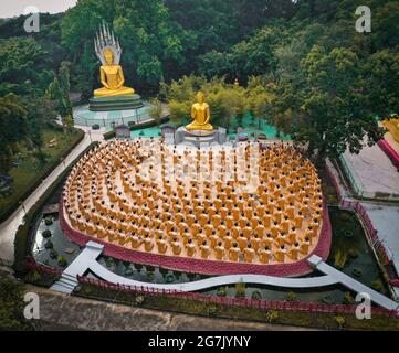 Wat Chak Yai Tempel, goldener buddha und Hunderte von Mönchen, in Chanthaburi, Thailand Stockfoto