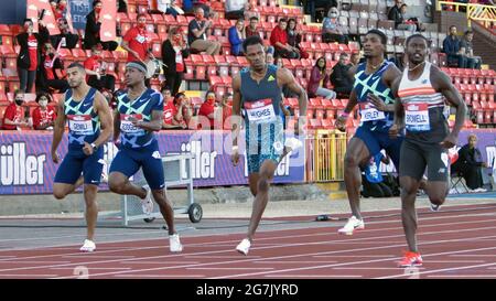 Gateshead, Großbritannien. Juli 2021. Im 100-Meter-Finale der Männer, während des Gateshead 2021 Müller British Grand Prix, im Gateshead International Stadium, nähern sich die Teilnehmer der Ziellinie. Kredit: SOPA Images Limited/Alamy Live Nachrichten Stockfoto