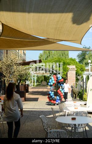 PIACEN, ITALIEN - 26. Jun 2021: Die Mitarbeiter der Location für Hochzeiten und private Veranstaltungen bereiten sich auf die nächsten Veranstaltungen vor Stockfoto