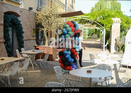 PIACEN, ITALIEN - 26. Jun 2021: Die Mitarbeiter der Location für Hochzeiten und private Veranstaltungen bereiten sich auf die nächsten Veranstaltungen vor Stockfoto