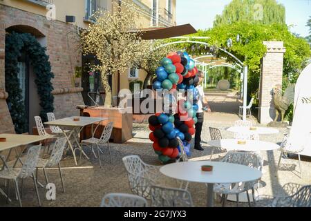 PIACEN, ITALIEN - 26. Jun 2021: Die Mitarbeiter der Location für Hochzeiten und private Veranstaltungen bereiten sich auf die nächsten Veranstaltungen vor Stockfoto