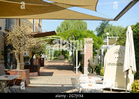 PIACEN, ITALIEN - 26. Jun 2021: Die Mitarbeiter der Location für Hochzeiten und private Veranstaltungen bereiten sich auf die nächsten Veranstaltungen vor Stockfoto