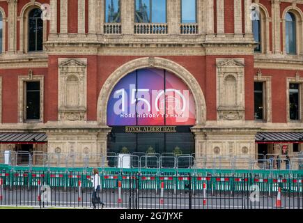 London. GROSSBRITANNIEN: 07.11. 2021. Das Namensschild und die Beschilderung auf der Außenseite der Nordvertafel der Royal Albert Hall. Stockfoto