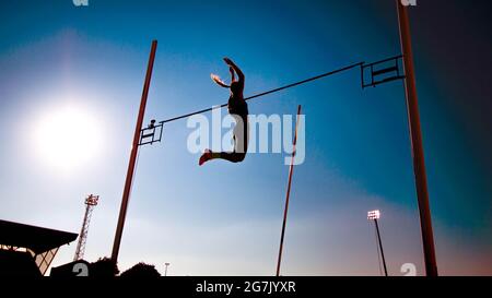 Gateshead, Großbritannien. Juli 2021. Eine Silhouette eines Teilnehmers im Polsprung-Finale der Frauen beim Gateshead 2021 Müller British Grand Prix im Gateshead International Stadium. Kredit: SOPA Images Limited/Alamy Live Nachrichten Stockfoto