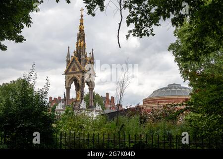 London. GROSSBRITANNIEN: 07.11. 2021. Das Albert Memorial und die Royal Albert Hall aus der Sicht der Kensington Gardens. Stockfoto
