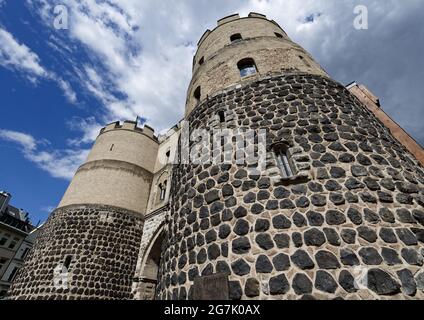 Hahnentorburg Teil der mittelalterlichen Stadtmauer von köln gegen bewölkten Himmel Stockfoto