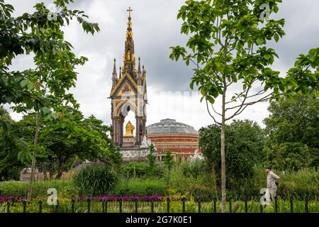 London. GROSSBRITANNIEN: 07.11. 2021. Das Albert Memorial und die Royal Albert Hall aus der Sicht der Kensington Gardens. Stockfoto
