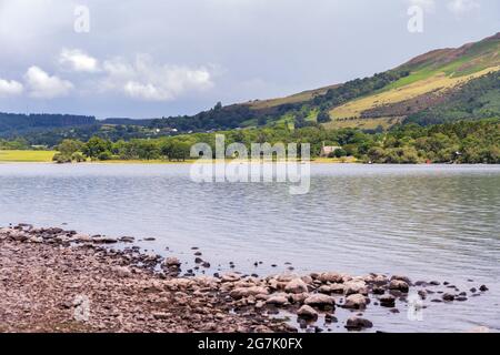 Blick auf den Bassenthwaite Lake an einem bewölkten Sommernachmittag, Lake District, England Stockfoto