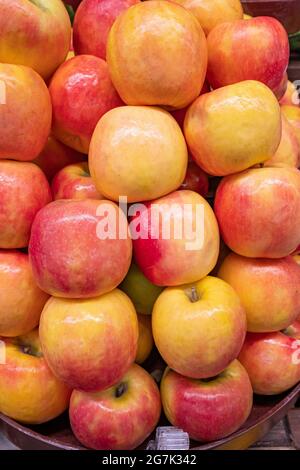 Frische reife rote Äpfel auf der Theke eines Bauernhofs Stockfoto