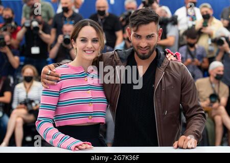 Cannes, Frankreich, 14. Juli 2021. Noemie Merlant und Gimi Nicolae Covaci nehmen am 14. Juli 2021 an der Mi Iubita Mon Amour Photocall im Rahmen der 74. Internationalen Filmfestspiele von Cannes in Cannes, Frankreich, Teil. Foto von Aurore Marechal/ABACAPRESS.COM Stockfoto